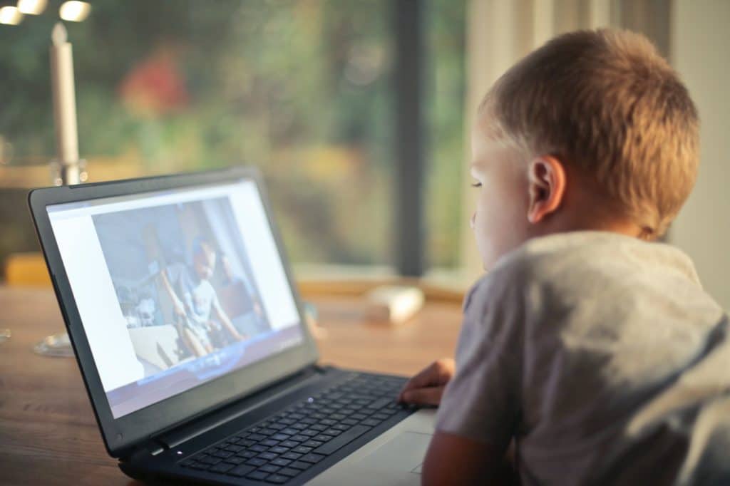 Criança assistindo Plugins de vídeo
